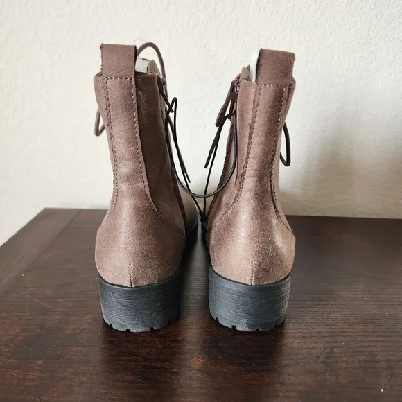 NWOB Sun + Stone Elegant Women's Lace-Up Boots in Taupe Size: 7.5 - Picture 5 of 7